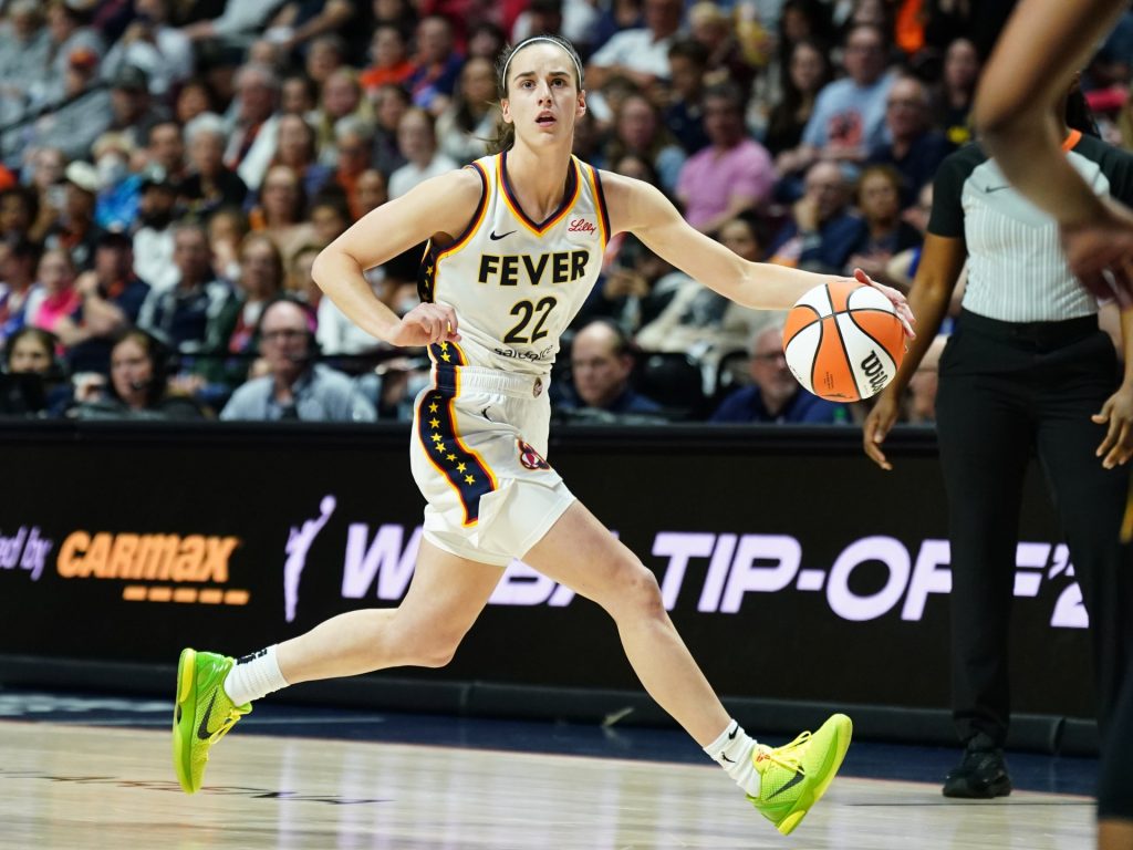 Caitlin Clark segna 20 punti nella prima partita della WNBA, ma l'Indiana perde contro il Connecticut