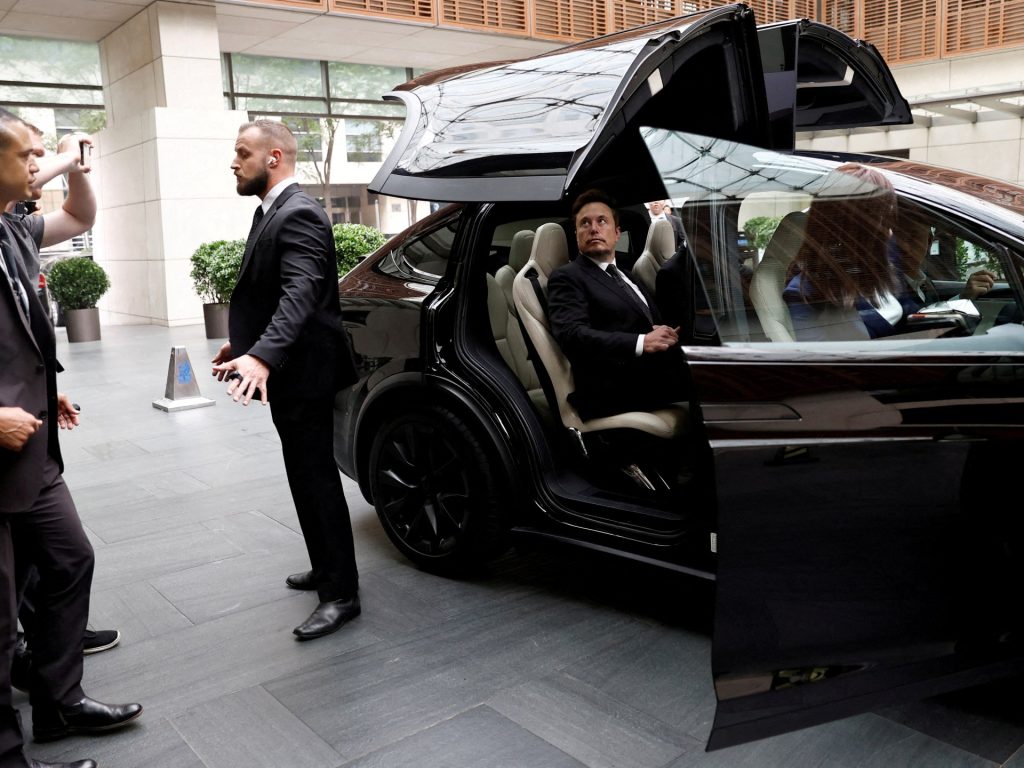 Elon Musk ha lanciato un robotaxi in Cina, dicono i media statali cinesi