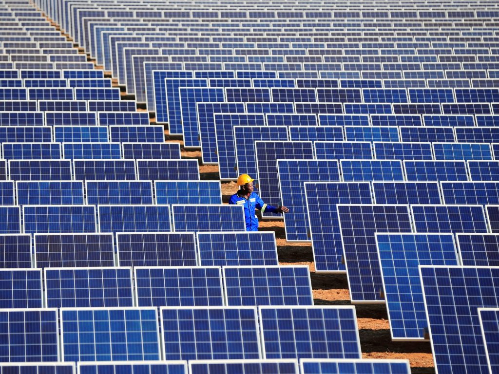Energia pulita sul punto di ridurre i combustibili fossili: rapporto