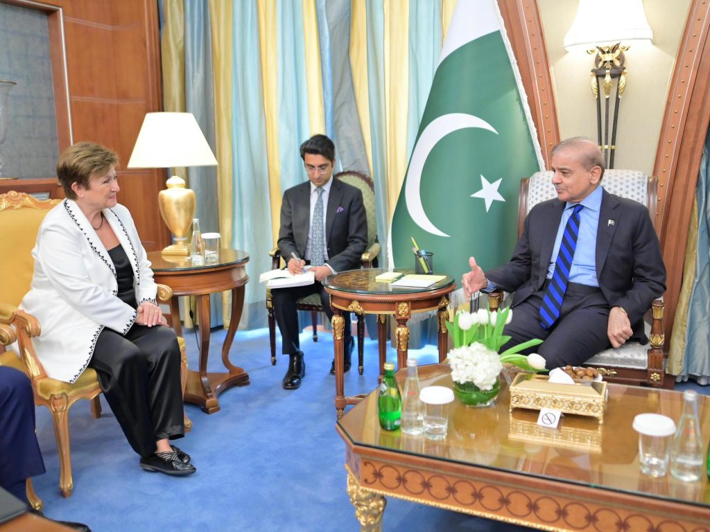 Il FMI promette al Pakistan il rilascio "immediato" di un prestito di 1,1 miliardi di dollari dopo l'incontro chiave