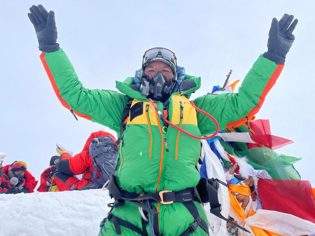 L'"Everest Man" del Nepal batte il proprio record scalando la vetta per la 29esima volta