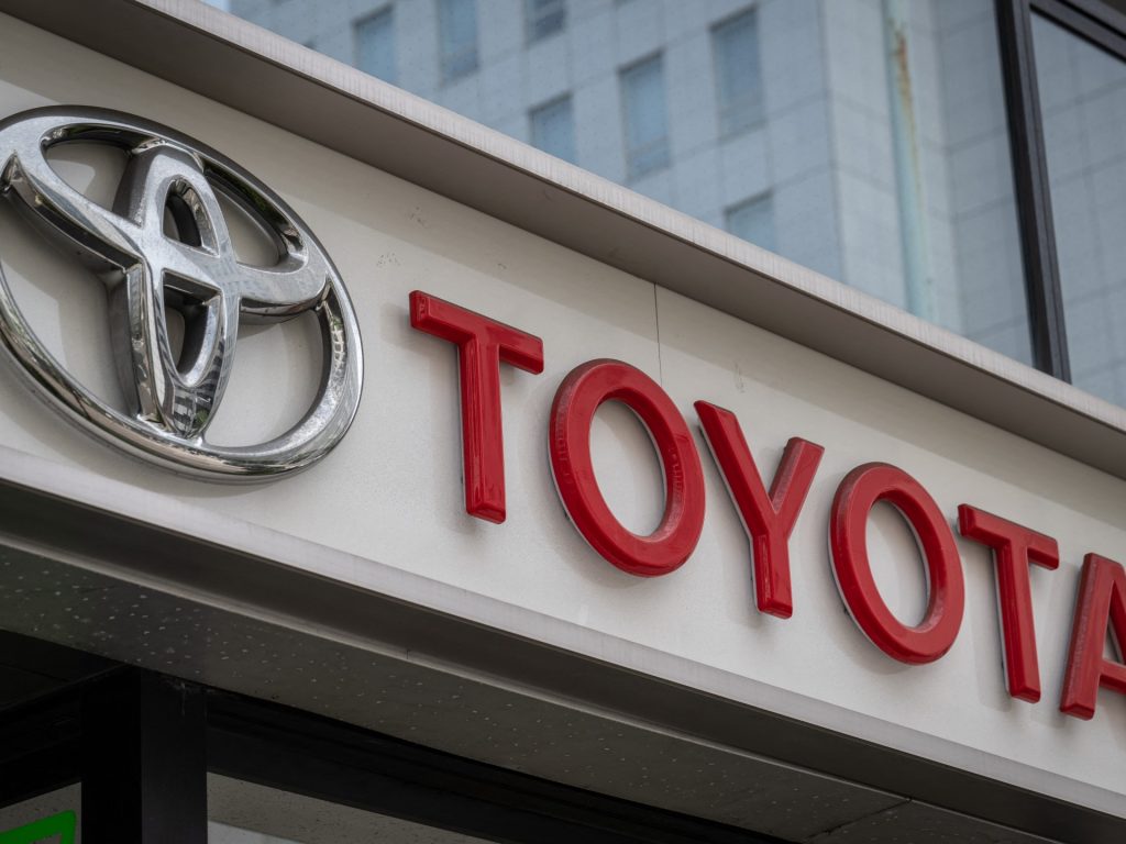 La Toyota giapponese registra profitti record poiché la scommessa sugli ibridi paga dividendi