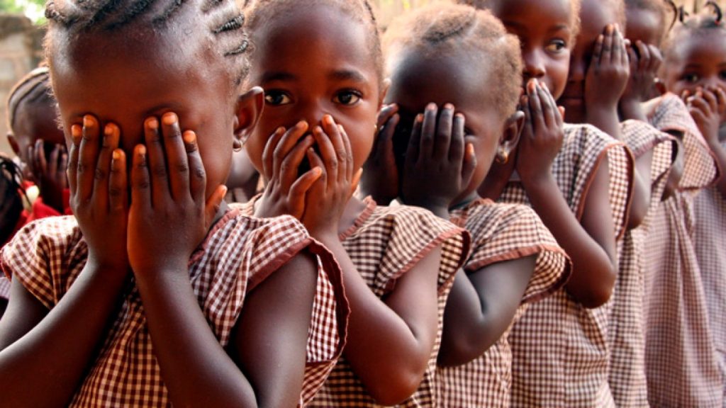 Le ragazze in Africa hanno tutto il diritto di essere bambini