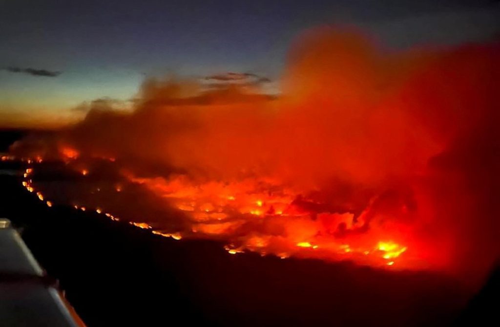 Migliaia di persone vengono evacuate mentre gli incendi crescono “drammaticamente” nel Canada occidentale