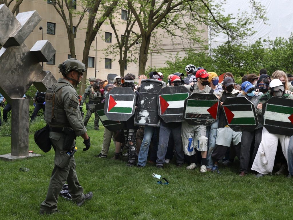 Osservare i cani da guardia: come i media statunitensi hanno utilizzato come arma la copertura delle proteste nei campus