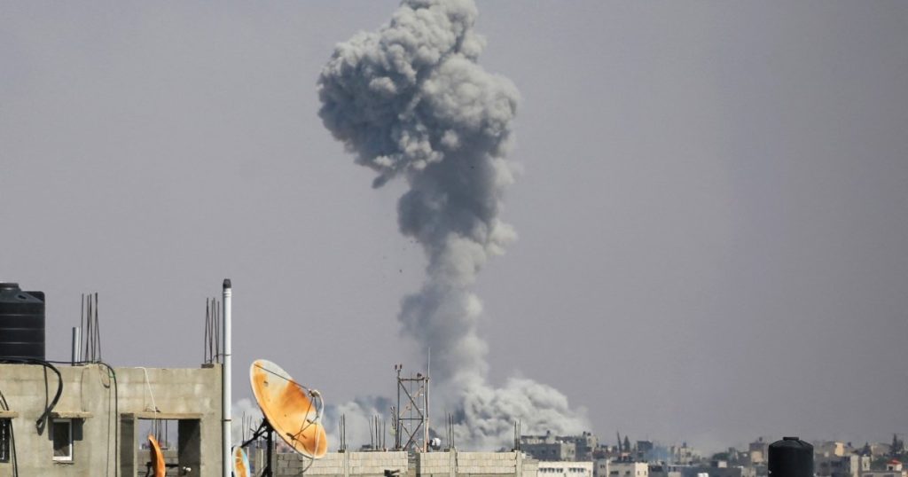 Più o meno qualche bomba, la complicità degli Stati Uniti nel genocidio resta “corazzata”