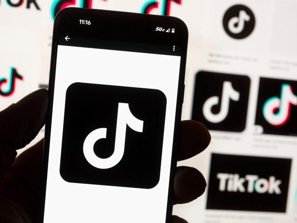 TikTok frena i media affiliati allo stato nel timore di influenze straniere