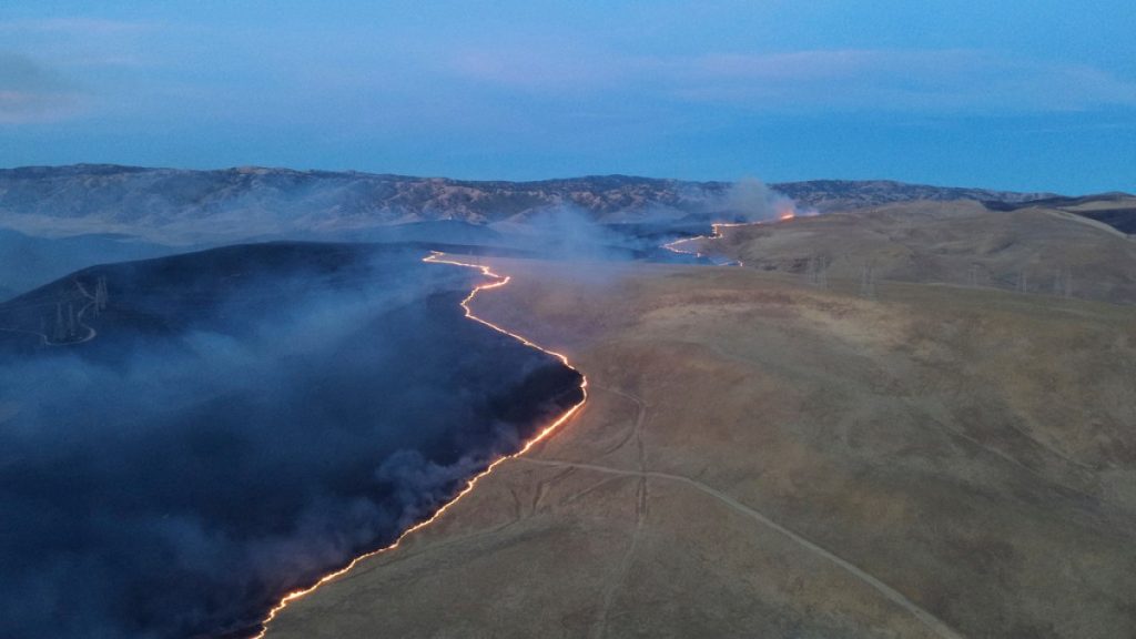 I vigili del fuoco della California fanno progressi contro il primo grande incendio dell'anno