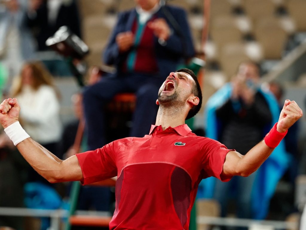 Il maratoneta Djokovic batte Musetti nell'ultimo piazzamento di sempre agli Open di Francia