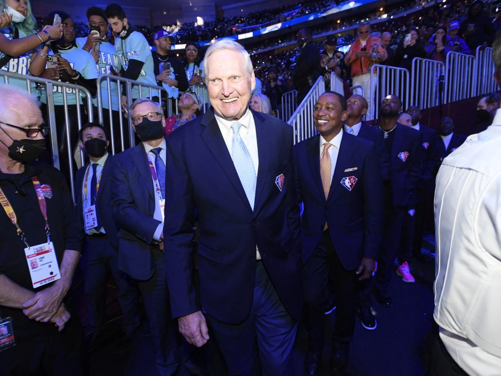 Jerry West, leggenda del basket e silhouette del logo della NBA, morto a 86 anni