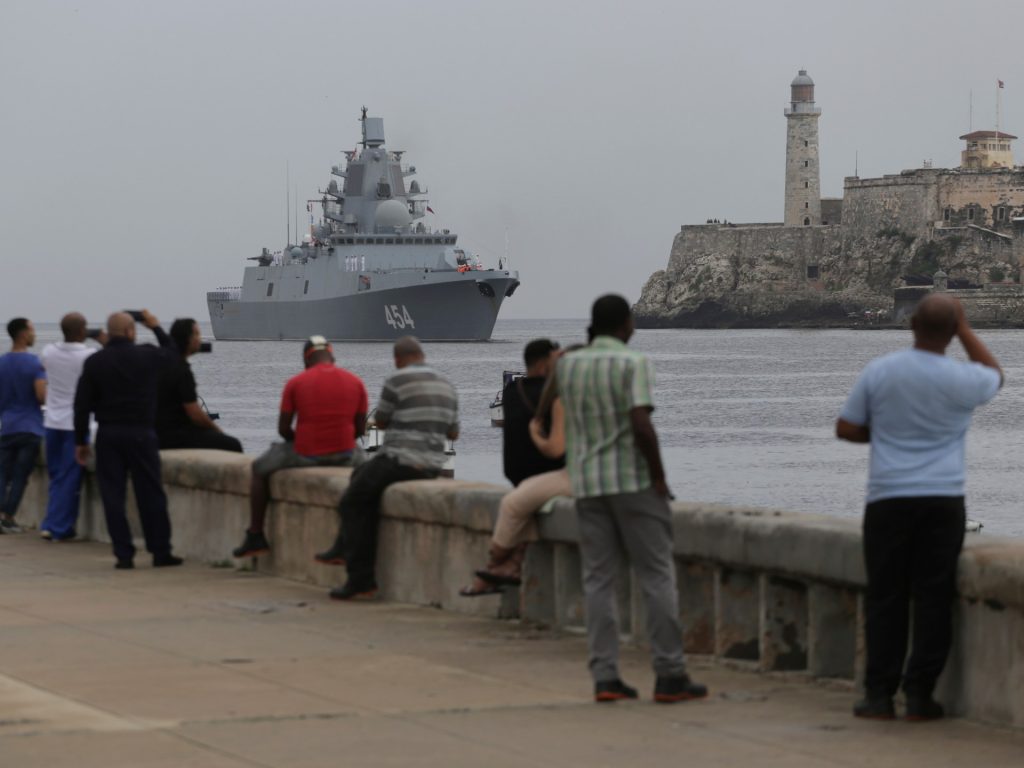 La flotta della marina russa, inclusa una fregata e un sottomarino a propulsione nucleare, arriva a Cuba