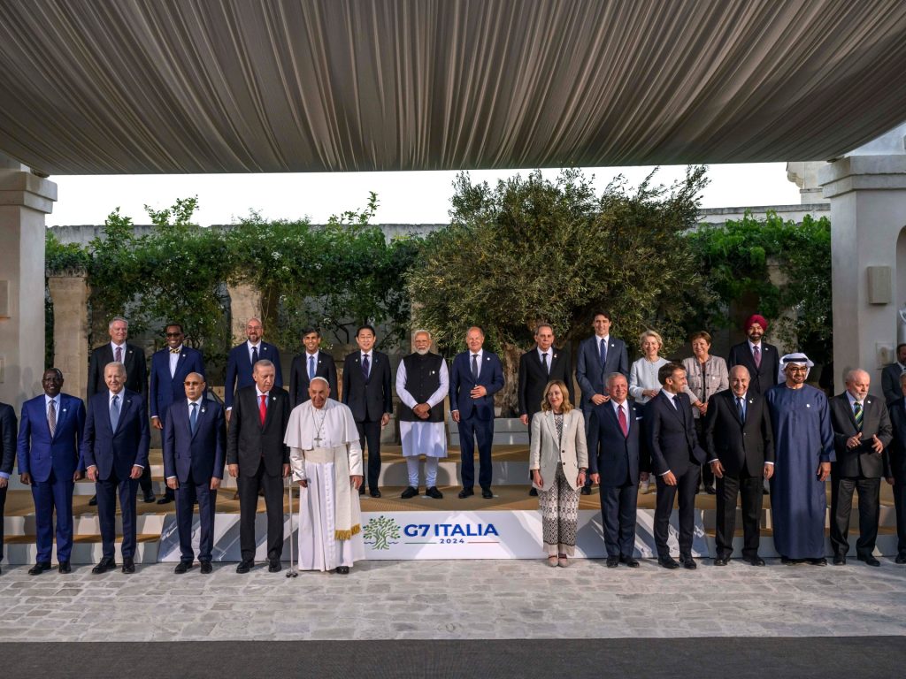 I leader del G7 danno prova di unità, ma sembrano fragili in patria