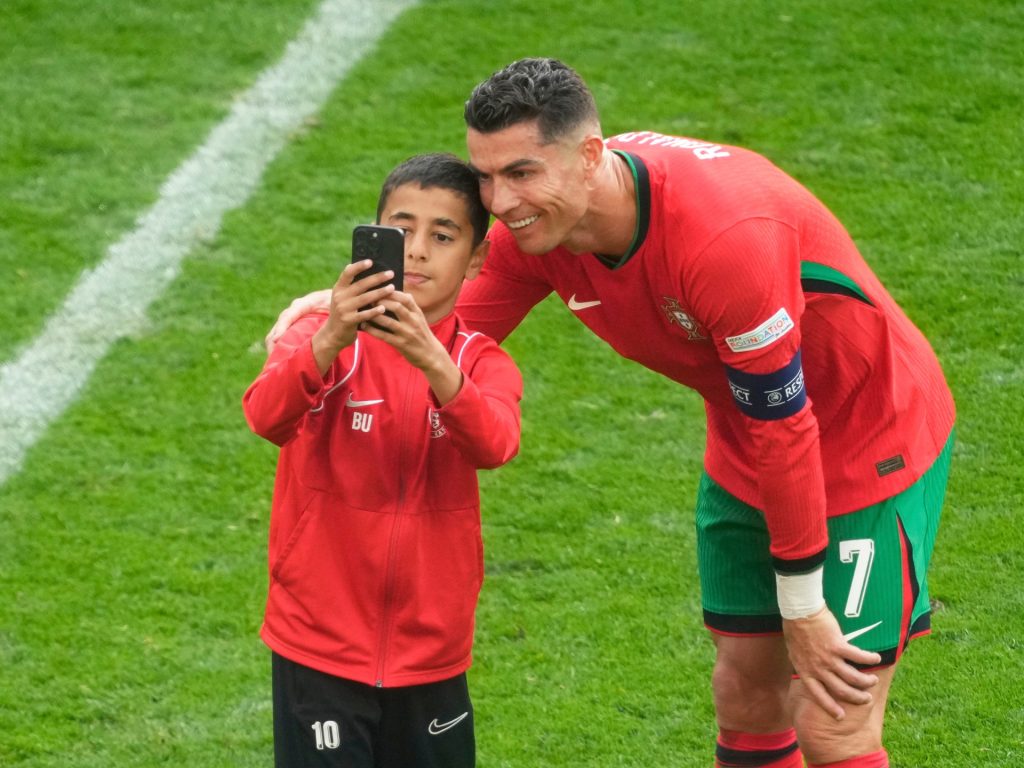 I tifosi a caccia di selfie di Ronaldo a Euro 2024: una 'preoccupazione' per coach Martinez