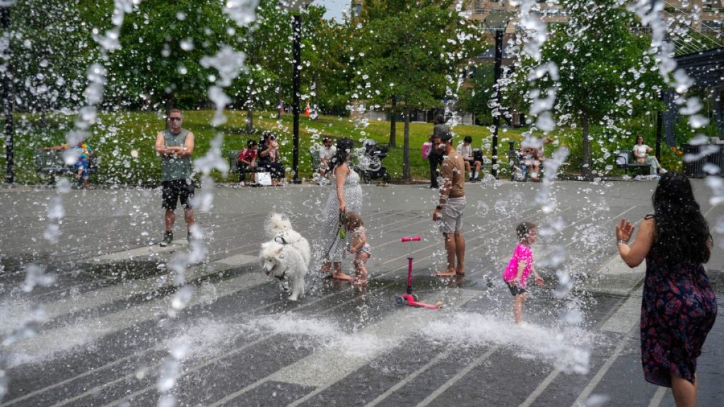 Gli Stati Uniti barcollano con temperature torride e forti inondazioni