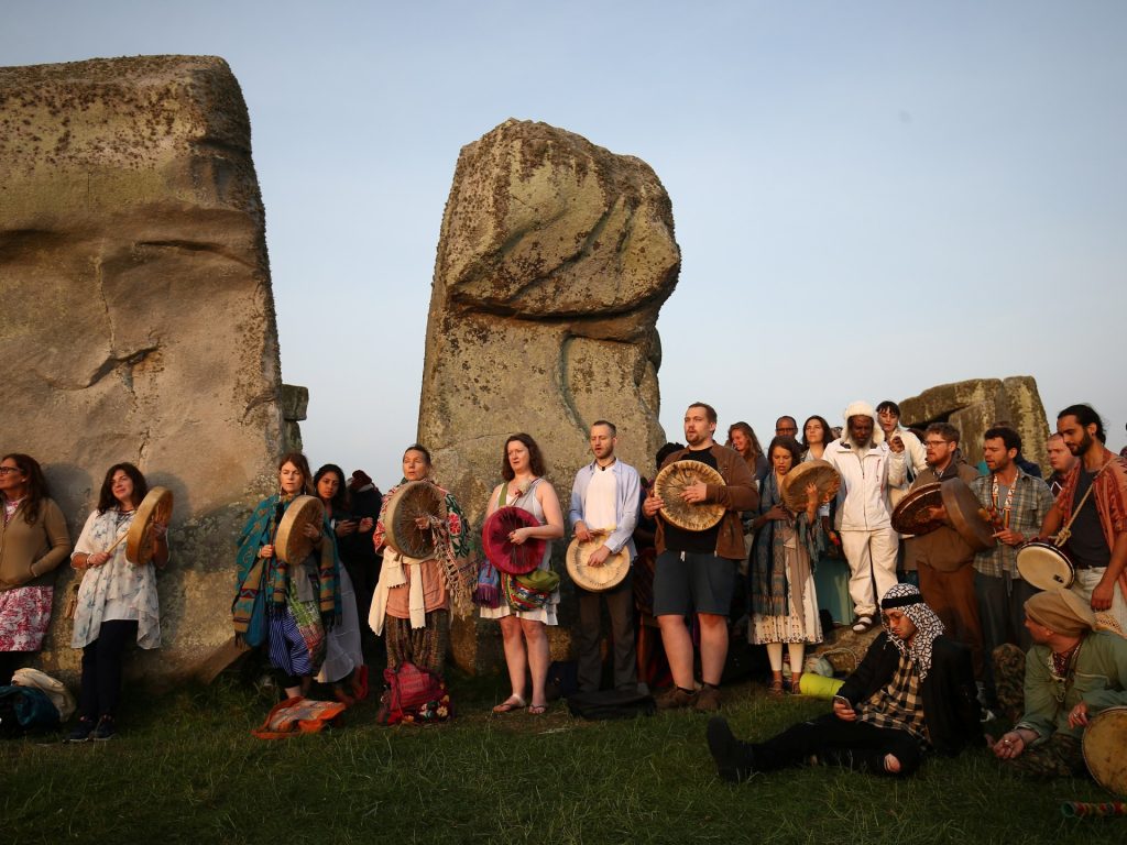 Attivisti climatici arrestati dopo aver dipinto con spray il monumento di Stonehenge nel Regno Unito