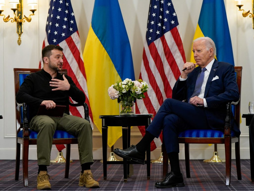 Biden si scusa con Zelenskyj per i ritardi negli aiuti e loda gli sforzi bellici dell'Ucraina