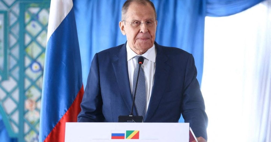 Gli addestratori militari francesi sarebbero il 'bersaglio legittimo' in Ucraina: Lavrov