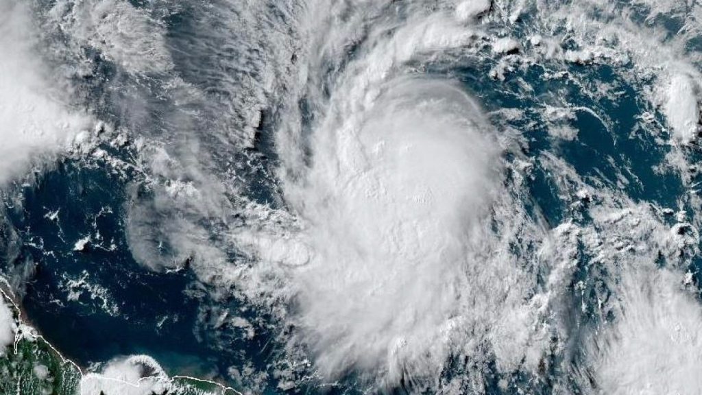 I Caraibi si preparano all’uragano Beryl, “estremamente pericoloso”.