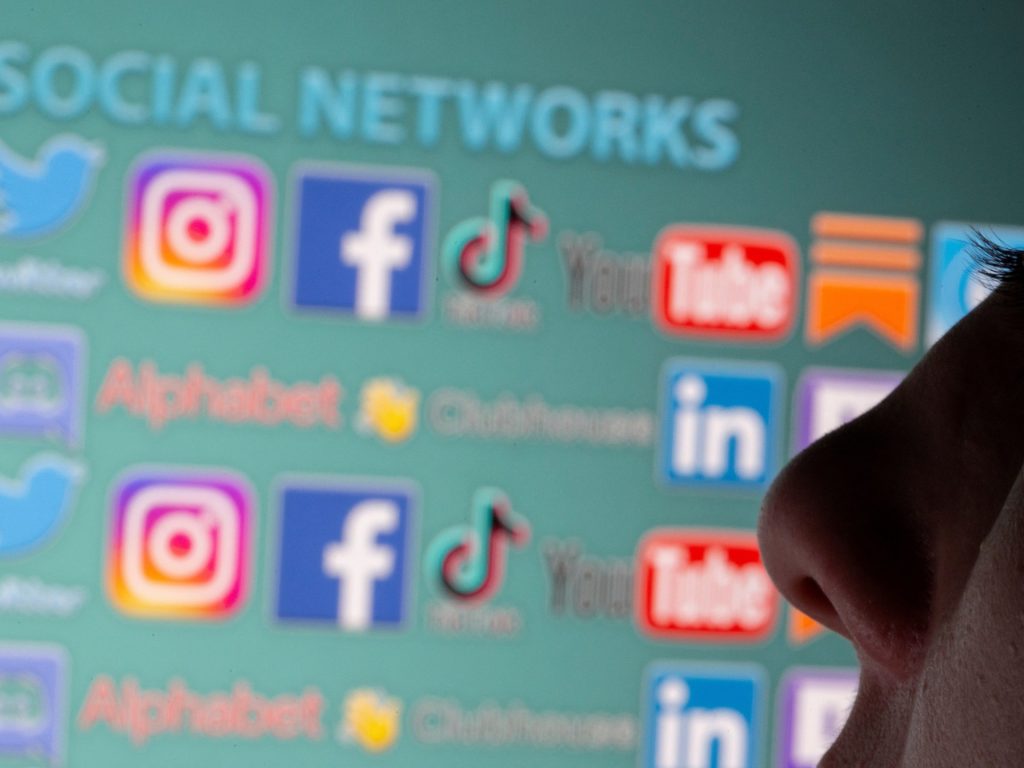Il chirurgo generale statunitense chiede etichette di avvertenza sulle piattaforme dei social media