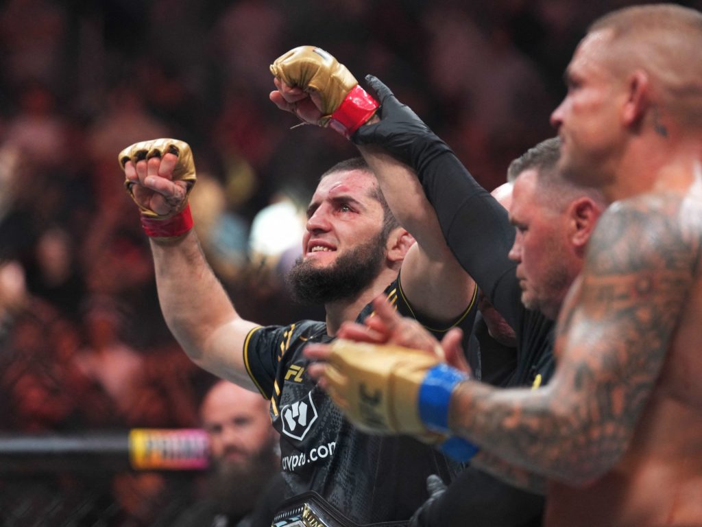 Islam Makhachev difende con successo il titolo dei pesi leggeri all'UFC 302