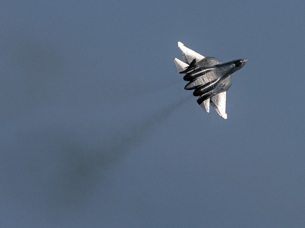 L'Ucraina afferma di aver colpito un aereo da caccia Su-57 a terra nella base aerea russa