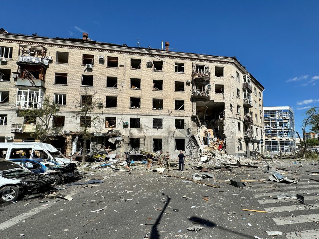 La Russia colpisce gli impianti energetici dell’Ucraina: tre morti in un condominio