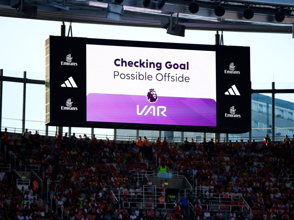 Le squadre di calcio della Premier League inglese votano per mantenere il VAR nonostante le critiche