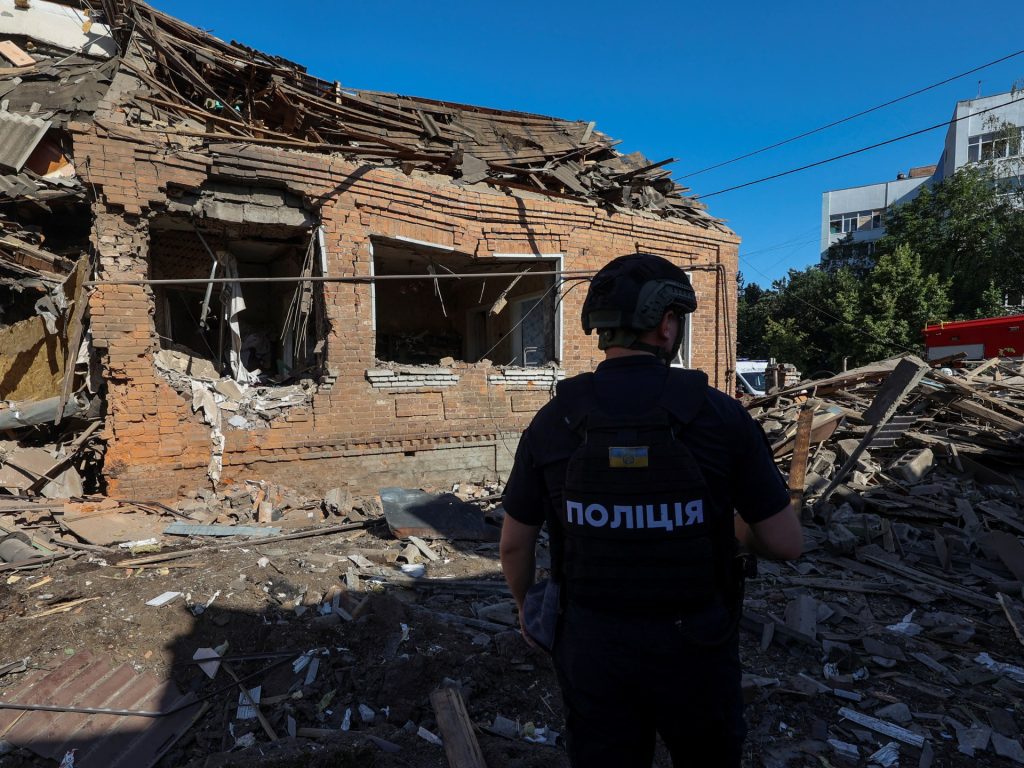 La Russia si atteggia a pacificatrice, intensificando gli attacchi all'est dell'Ucraina