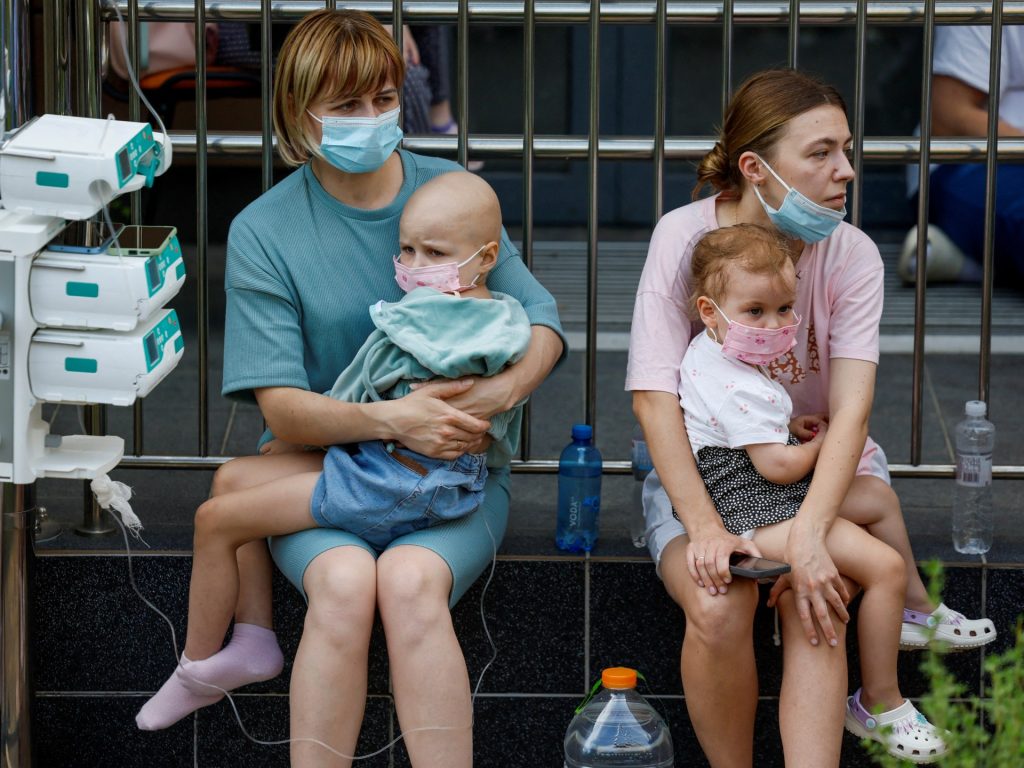 Mentre viene colpito il più grande ospedale pediatrico dell'Ucraina, divampa la rabbia verso la Russia