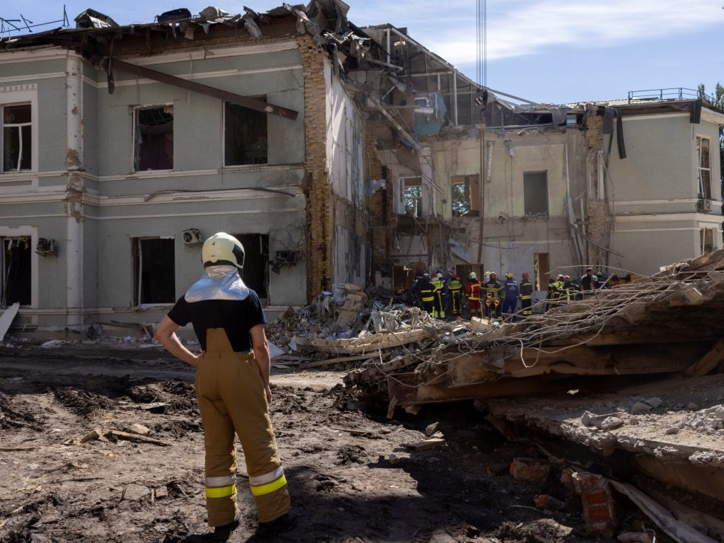 Cercasi sopravvissuti mentre l'Ucraina è in lutto per l'ondata di attacchi mortali