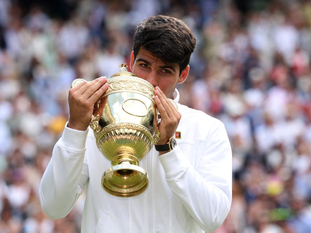 Alcaraz registra la vittoria in tre set su Djokovic per il secondo titolo di Wimbledon