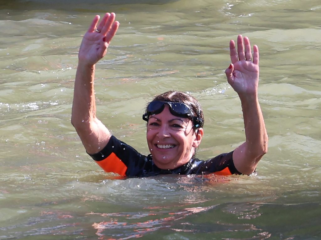 Il sindaco di Parigi fa un tuffo pre-olimpico per dimostrare che la Senna è pulita in vista dei Giochi del 2024