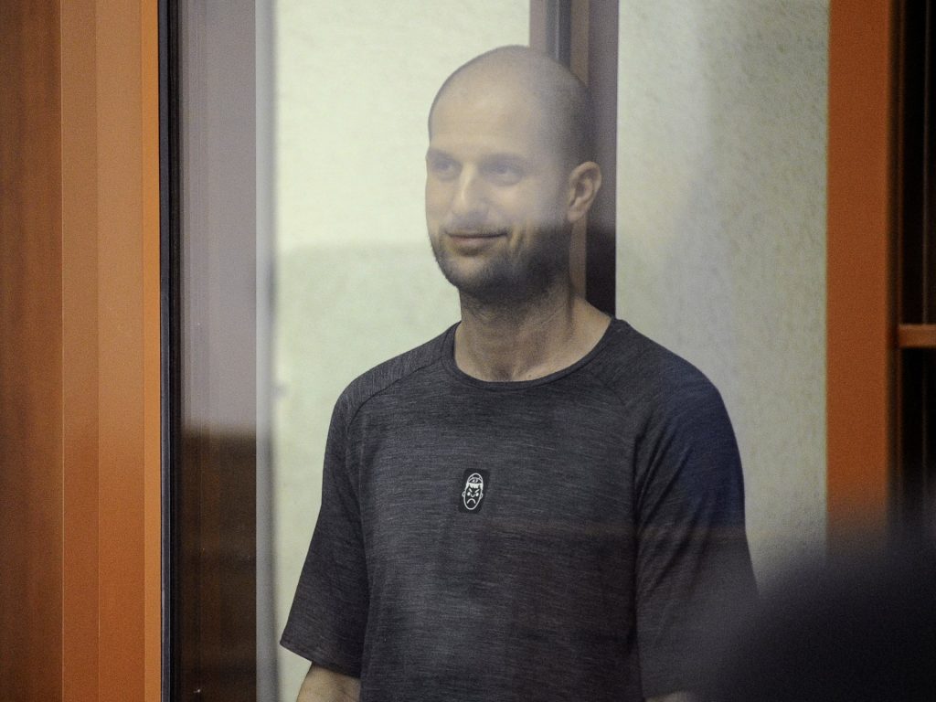 La Russia condanna a 16 anni di carcere il giornalista statunitense Evan Gershkovich con l'accusa di spionaggio