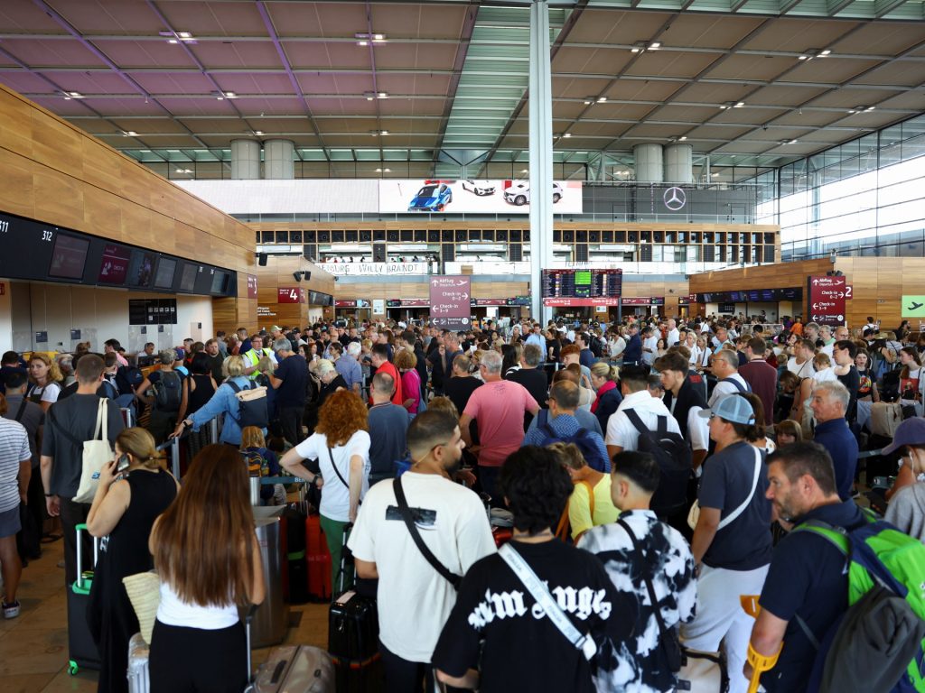 L'interruzione IT di CrowdStrike provoca caos, sconvolgendo compagnie aeree, banche e media