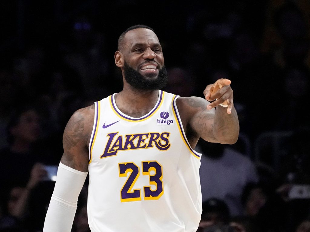 LeBron James scelto come portabandiera maschile degli USA per i Giochi di Parigi 2024