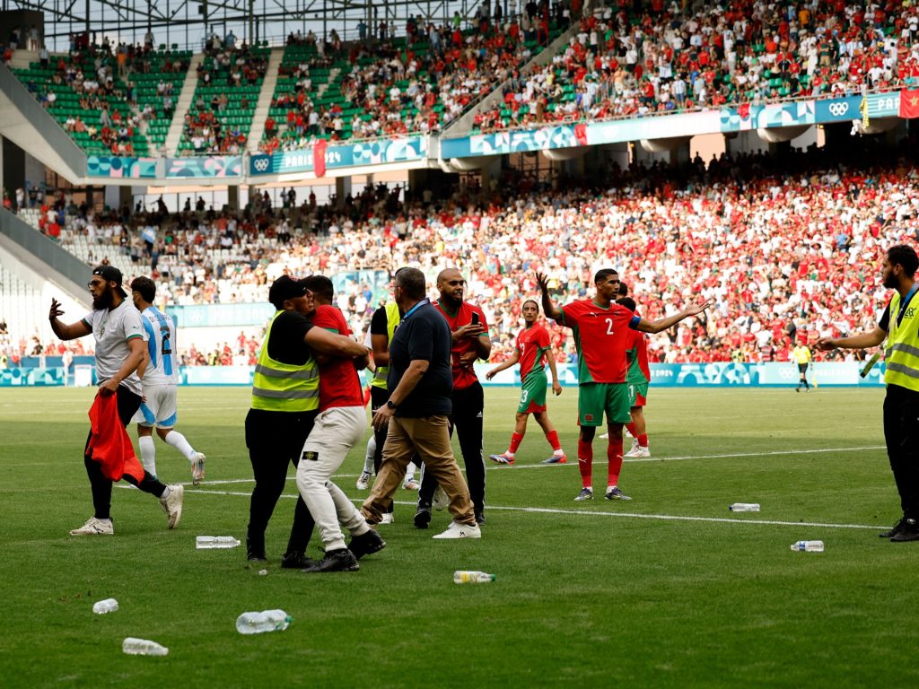 Gli organizzatori delle Olimpiadi di Parigi indagano sul caos dell'invasione del campo da calcio
