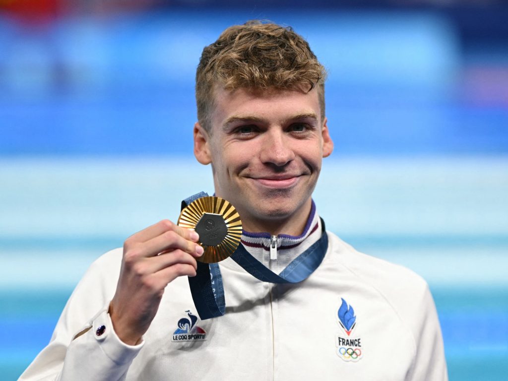Marchand vince l'oro olimpico nei 400 misti francesi, Peaty fallisce la tripletta a Parigi