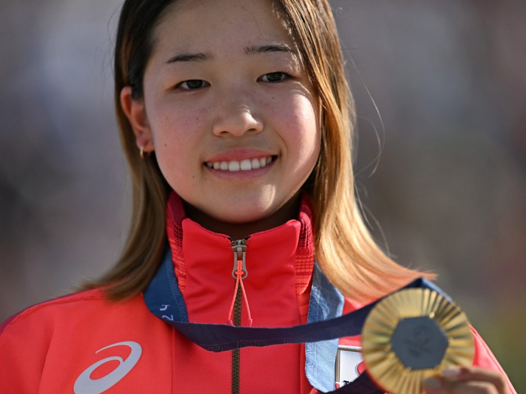 La giapponese Coco Yoshizawa, 14 anni, vince l'oro nello skateboard da strada alle Olimpiadi di Parigi