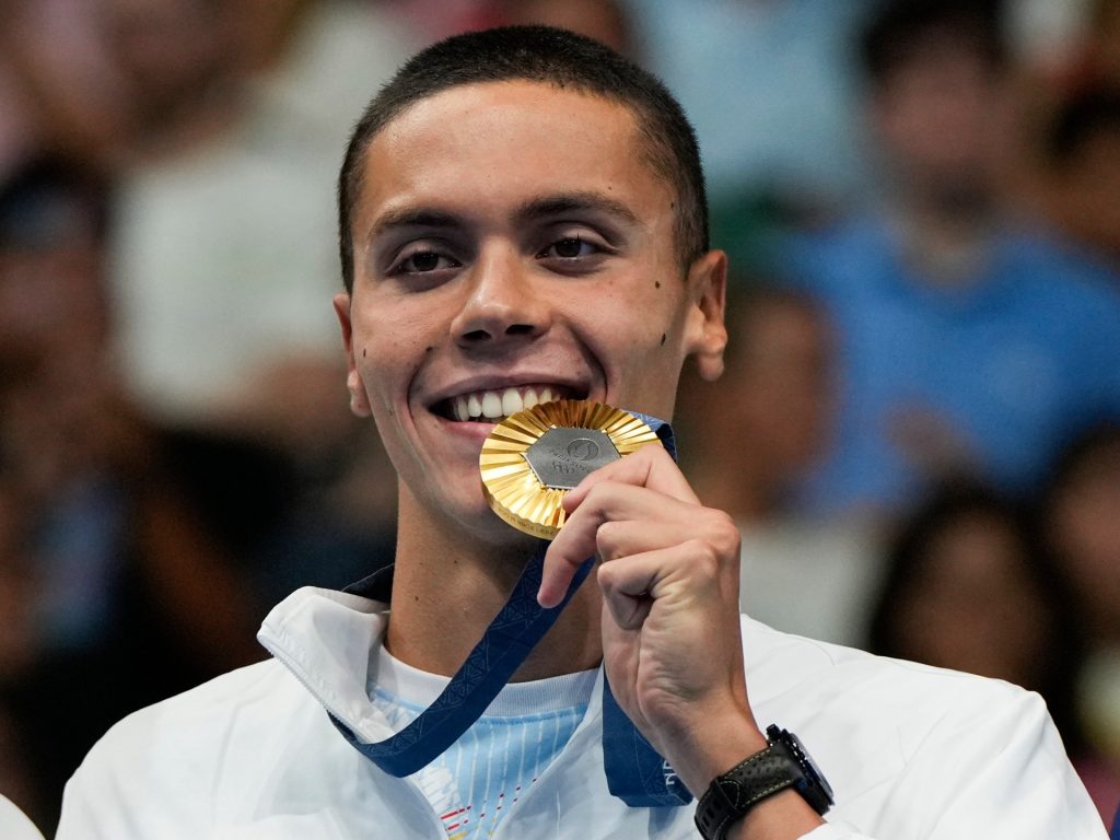 Popovici vince l'oro olimpico nei 200 metri stile libero maschile, Titmus sconfitto da O'Callaghan