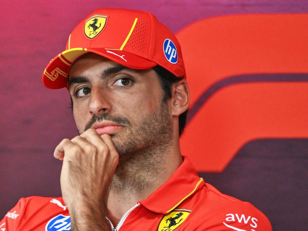 Il pilota della Ferrari Carlos Sainz passa alla Williams per la stagione di F1 del 2025
