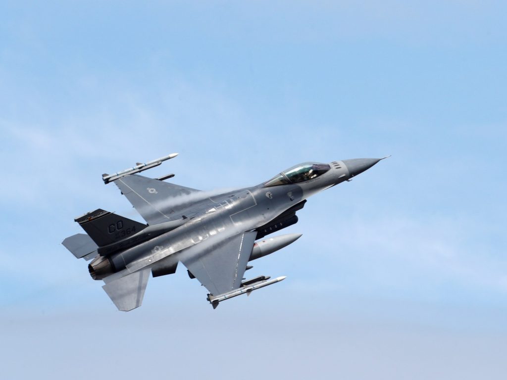 Gli alleati della NATO iniziano il trasferimento degli F-16 all'Ucraina mentre i leader si incontrano negli Stati Uniti
