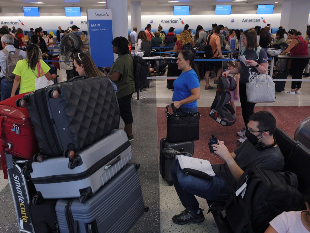 Gli americani scacciano gli alti prezzi del carburante e si preparano per i viaggi record del 4 luglio