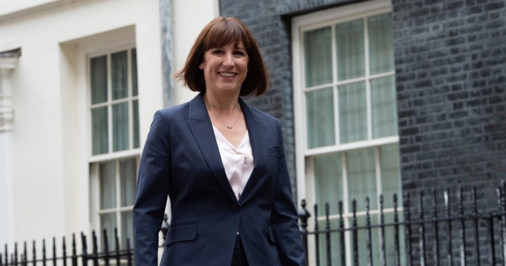 Il responsabile delle finanze del Regno Unito accusa il precedente governo di "insabbiamento" multimiliardario