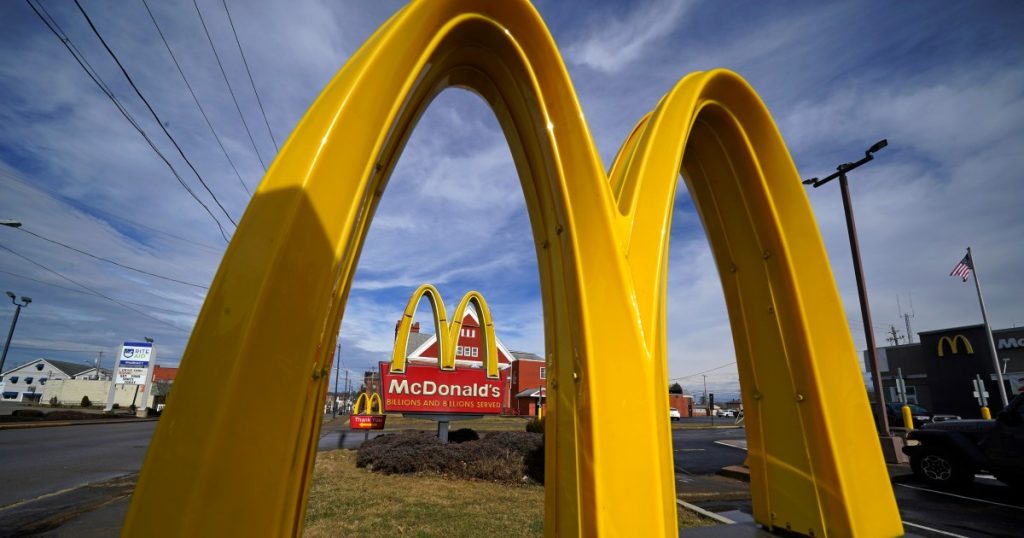 Le vendite di McDonald's calano a livello mondiale per la prima volta in oltre tre anni
