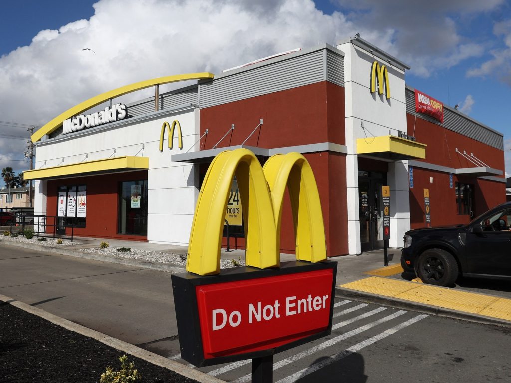 McDonald's riduce gli orari della colazione in Australia mentre l'influenza aviaria colpisce la fornitura di uova