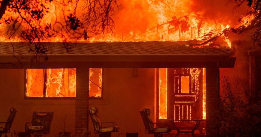 Migliaia di persone evacuate mentre infuria l'incendio in California | Notizie meteo