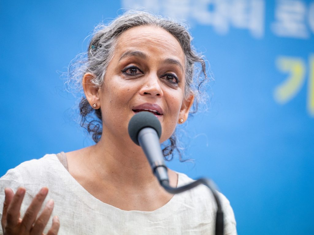 Perché l'India odia Arundhati Roy?