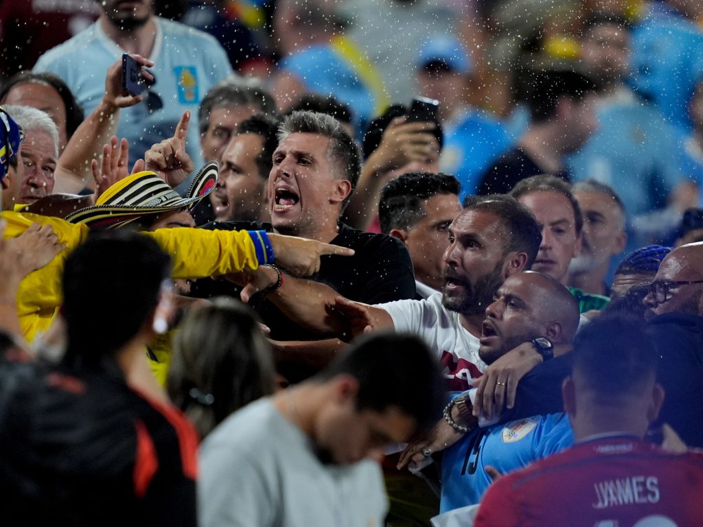 Scontri tra calciatori uruguaiani e tifosi colombiani dopo la partita di Coppa America
