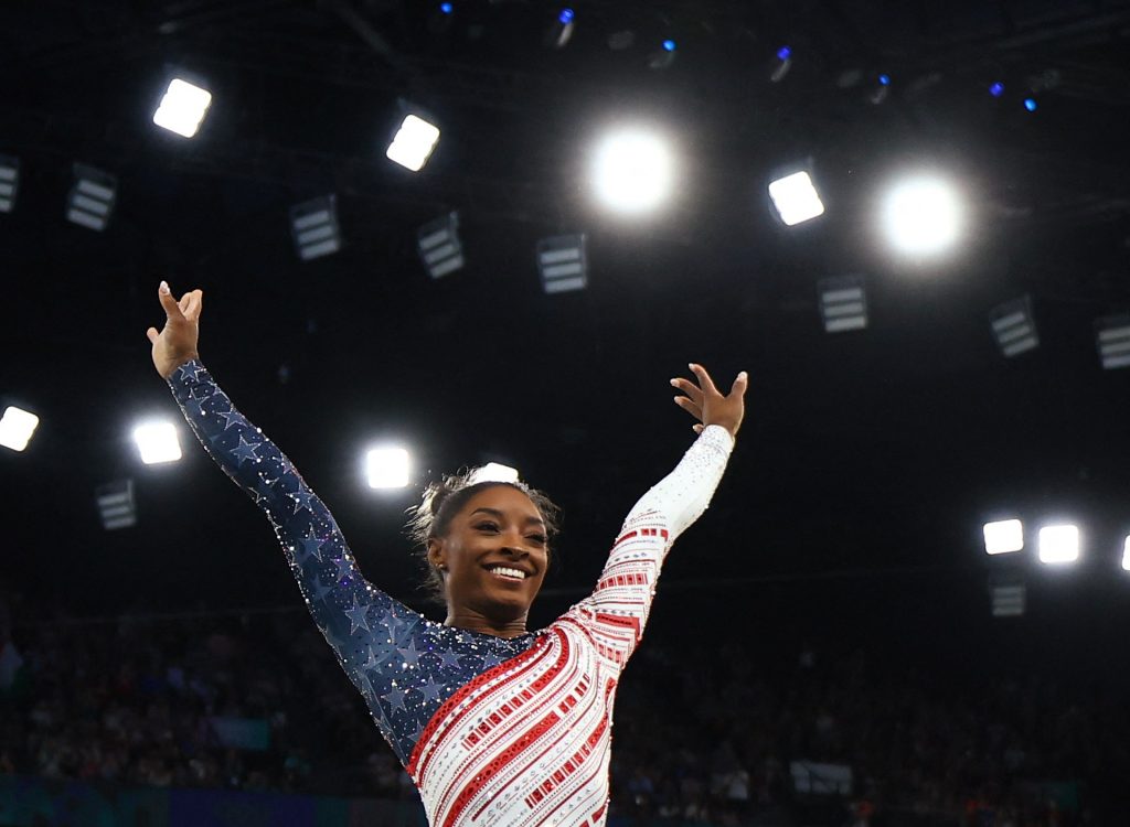 Simone Biles punta al nono oro olimpico nella finale di ginnastica all-around