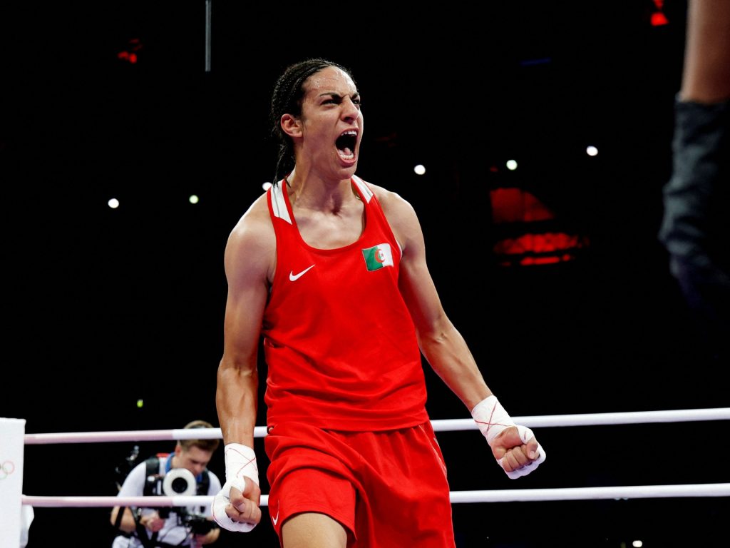 La polemica di genere prende di mira la pugile algerina Imane Khelif che si assicura la medaglia olimpica